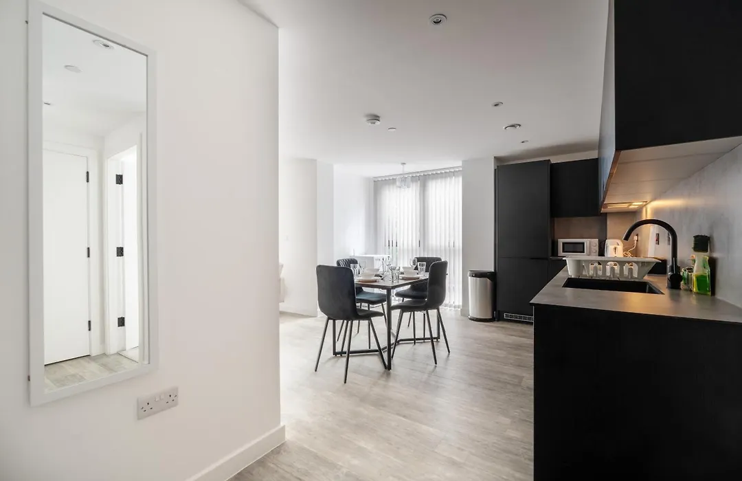 Pristine Old Trafford & City Centre 2Bd 2Bt Apt - Balcony-1