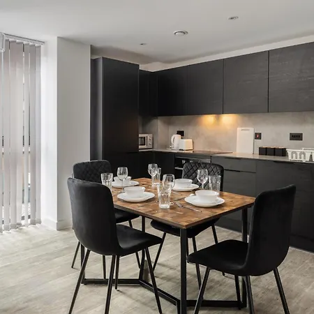 Pristine Old Trafford & City Centre 2Bd 2Bt Apt - Balcony-2