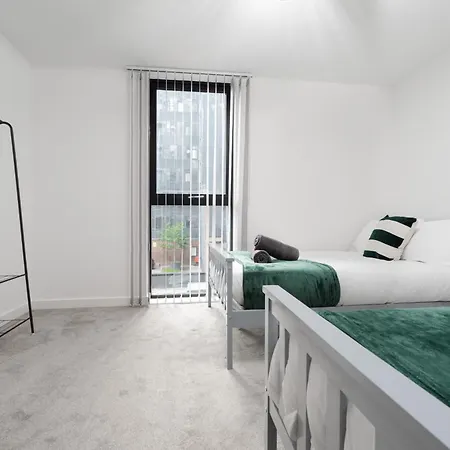 Pristine Old Trafford & City Centre 2Bd 2Bt Apt - Balcony-3