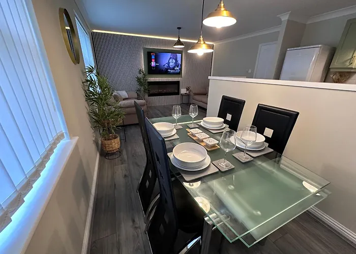 Modern 2-Bedroom Apartment Near Manchester With Free Parking